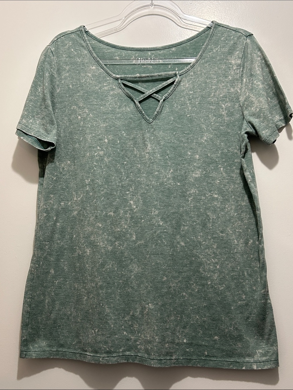 Mudd Green Crisscross V‑Neck Short Sleeve Washed Tee Size L